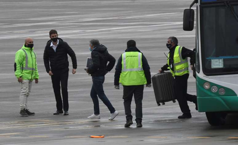 Jorge Messi, pai e empres&aacute;rio de Lionel Messi, na pista do aeroporto de Ros&aacute;rio
01/09/2020
Juan Jose Garcia/Clarin/Divulga&ccedil;&atilde;o via REUTERS