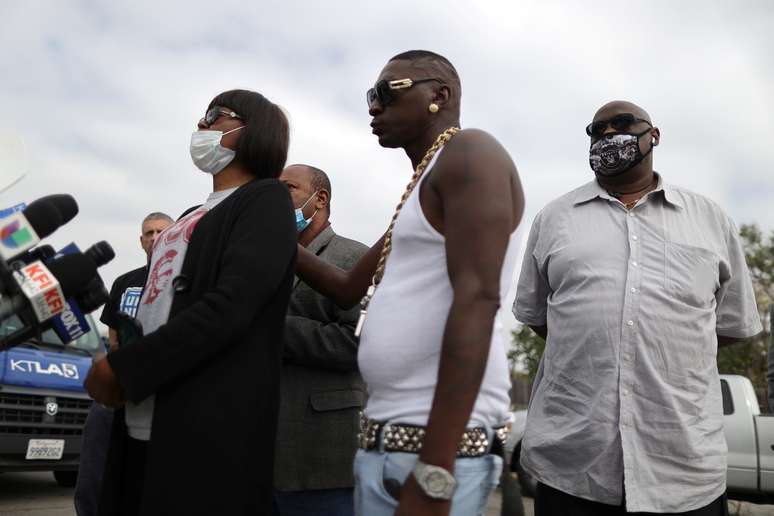 Fletcher Fair e Reggie Cole concedem entrevista no local onde Dijon Kizzee foi morto a tiros pela pol&iacute;cia de Los Angeles
01/09/2020
REUTERS/Lucy Nicholson