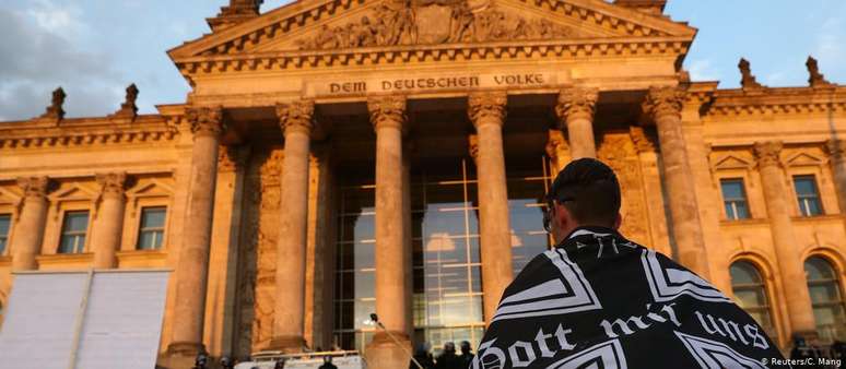 Ultradireitistas tentaram invadir Reichstag durante manifestação negacionistas da covid-19 