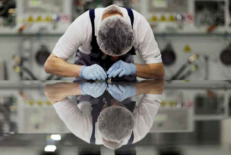 Funcionário da Signet Solar em fábrica em Mochau, perto de Dresden  REUTERS/Hannibal Hanschke/File Photo                                  