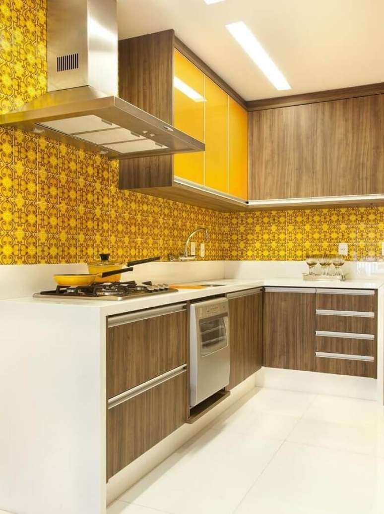 10. Decoração com armário e azulejo amarelo para cozinha sob medida de canto – Foto: Adriana Fontana