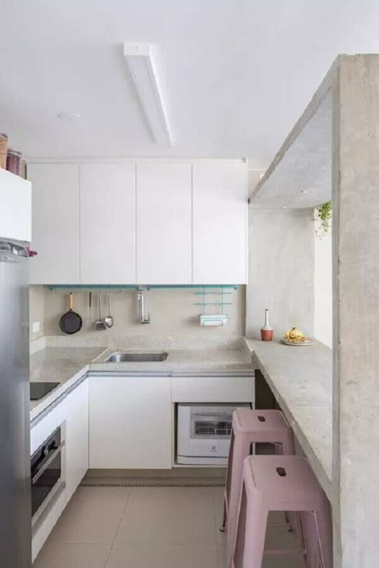 14. Decoração clean para cozinha sob medida pequena toda branca com banquetas cor rosa pastel – Foto: Pinterest
