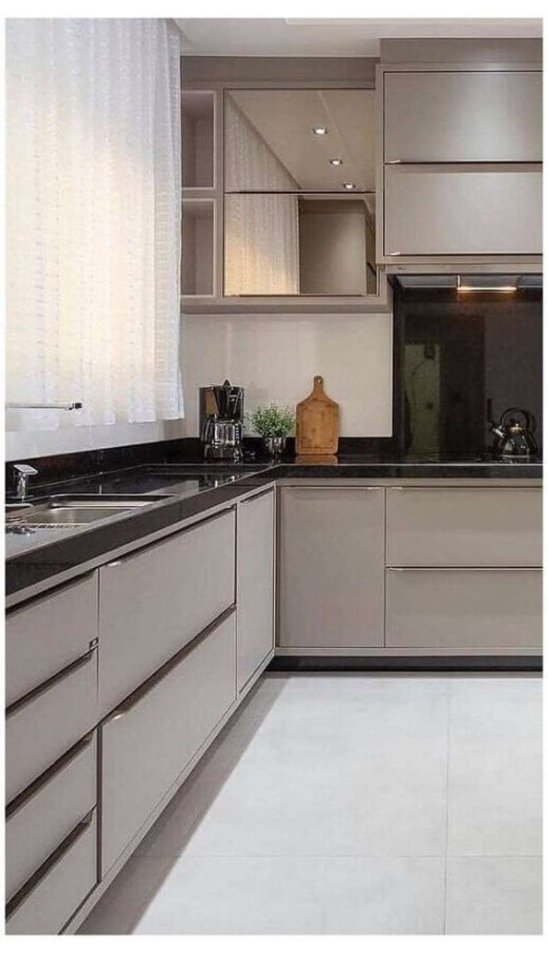 15. Modelo de cozinha sob medida de canto com armário aéreo com portas espelhadas – Foto: Pinterest