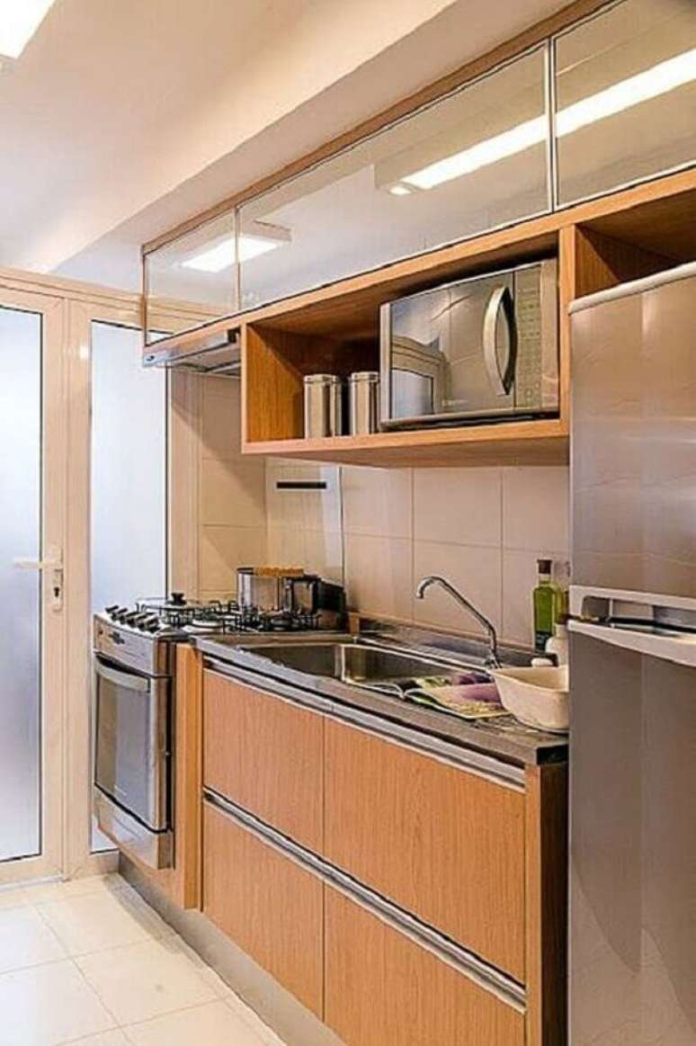 1. Invista em projetos de cozinha sob medida para otimizar uma cozinha pequena – Foto: Simples Decoração