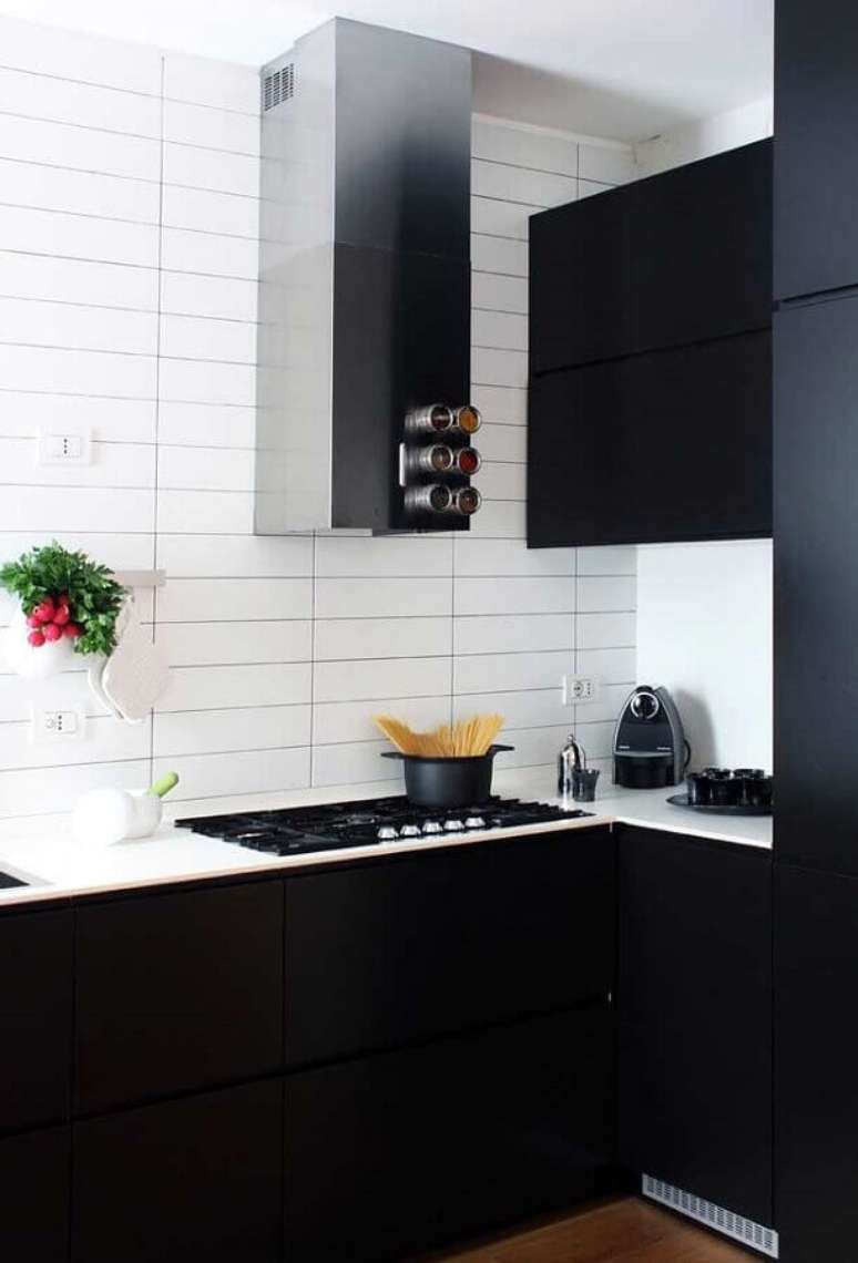 18. Decoração moderna com armário de cozinha sob medida preto – Foto: Casa de Valentina