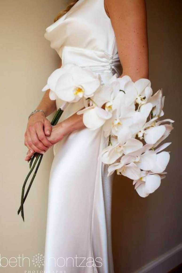 47. Buquê de orquídea branca – Via: Dorothy Mc Danile