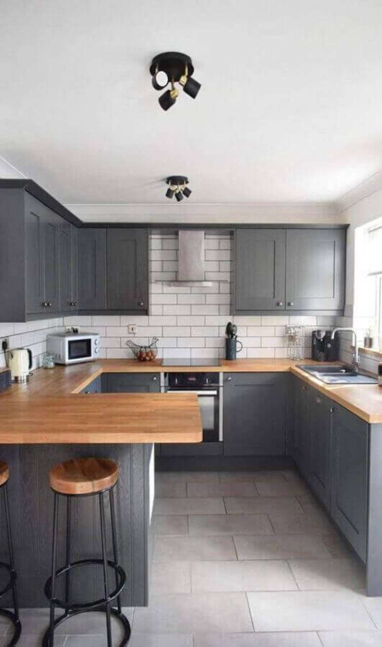 20. Bancada de madeira e armários cinza para decoração de cozinha sob medida – Foto: Jeito de Casa