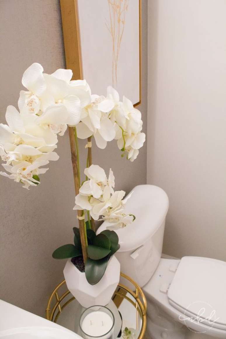 50. Banheiro com orquídea branca – Via: Lisette Harrignton