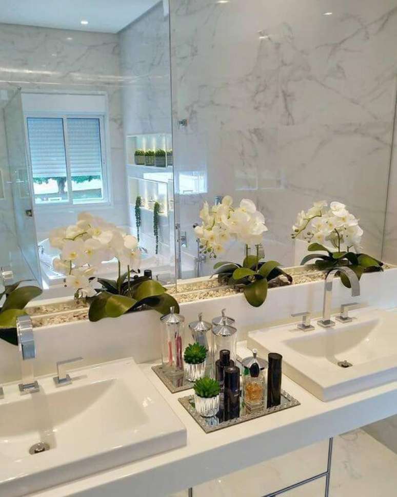 52. Banheiro com vaso de orquídea branca – Via: Pinterest