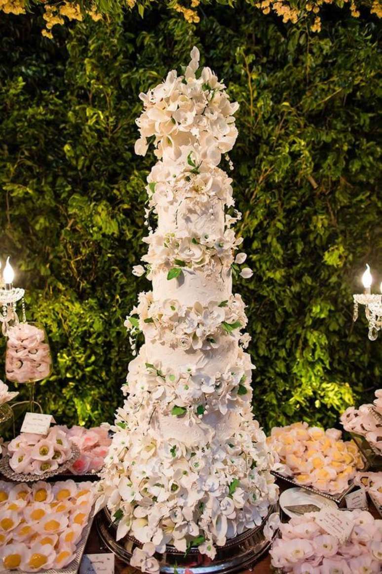 53. Bolo decorado com orqu&iacute;dea branca &ndash; Via: iCasei