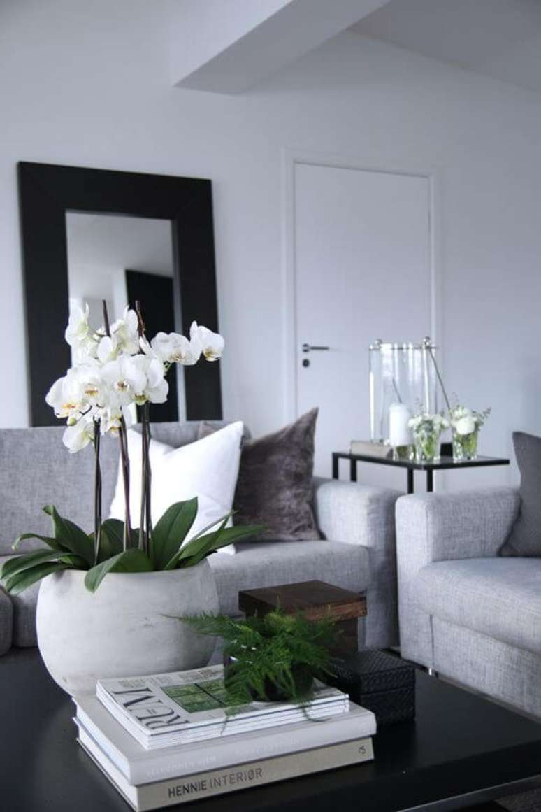 57. Centro de mesa orquídea branca – Via: Pinterest