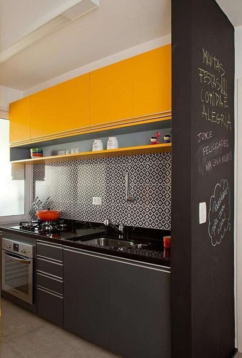 23. Modelo de cozinha sob medida pequena moderna com armário aéreo amarelo e gabinete preto – Foto: Pinterest