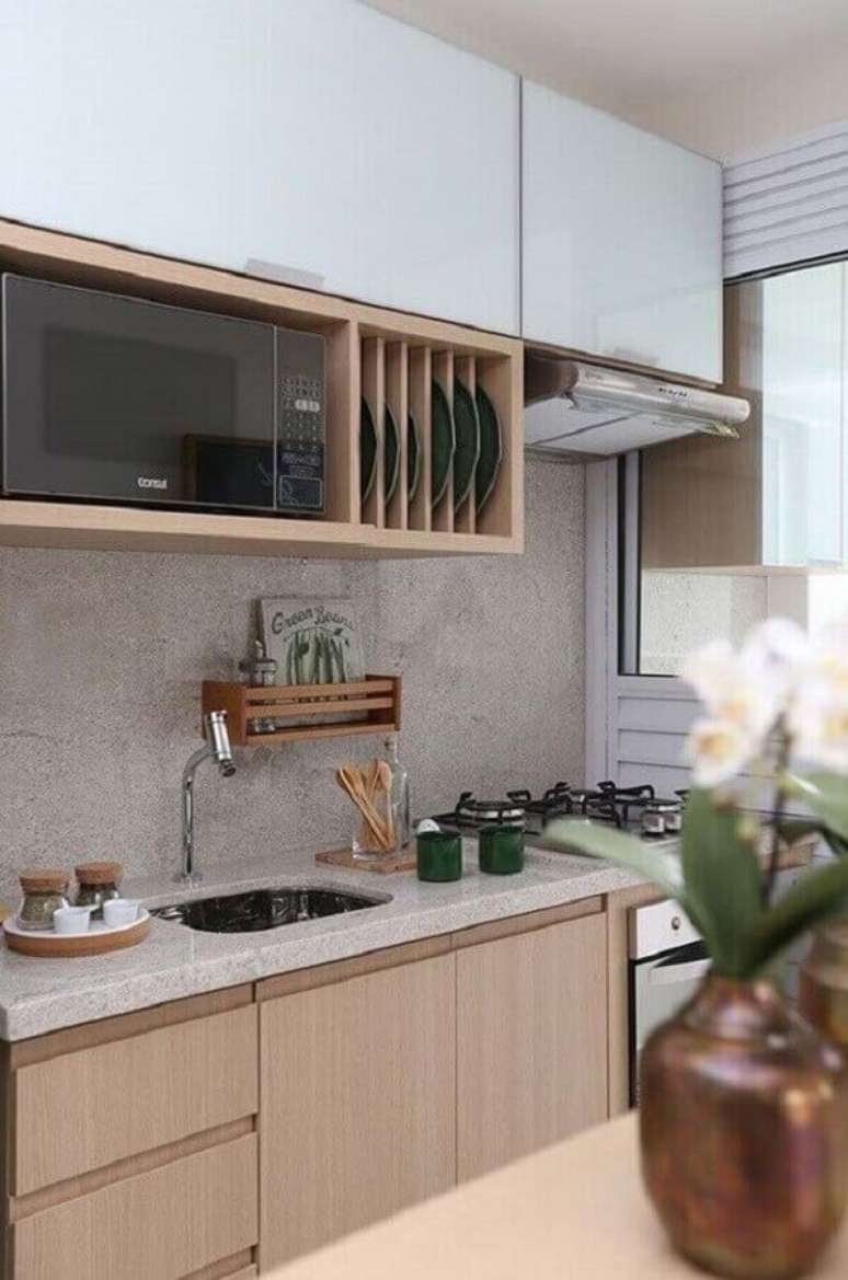 30. Modelo de cozinha pequena sob medida com gabinete e nicho de madeira – Foto: Pinterest
