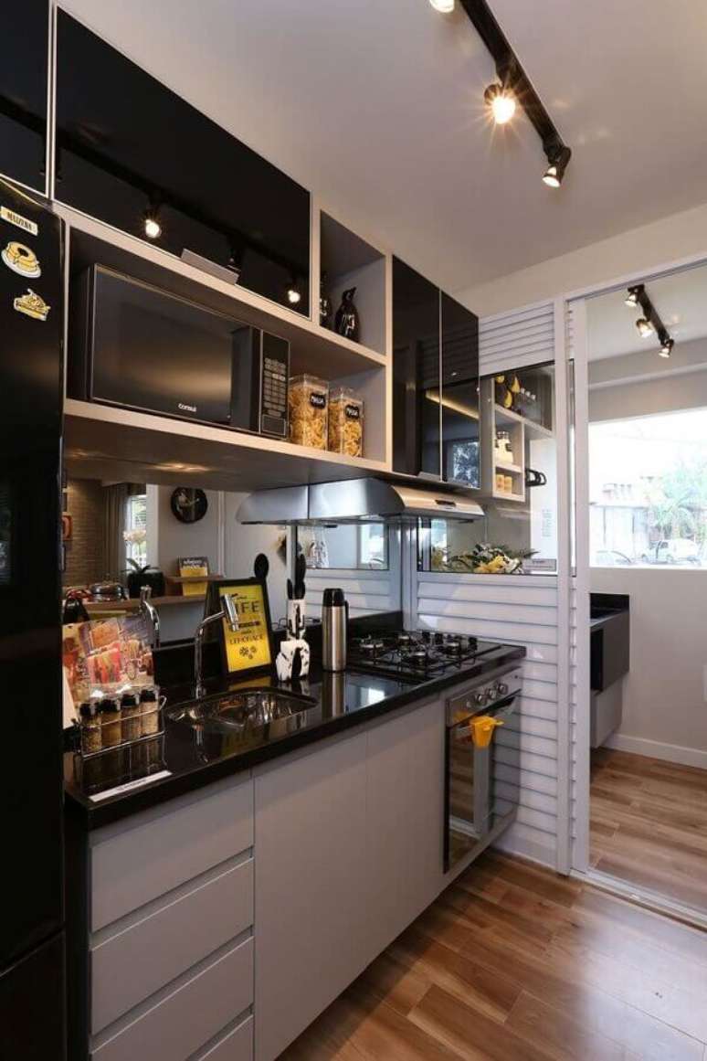 3. Decoração moderna de cozinha sob medida pequena com armários pretos – Foto: Pinterest