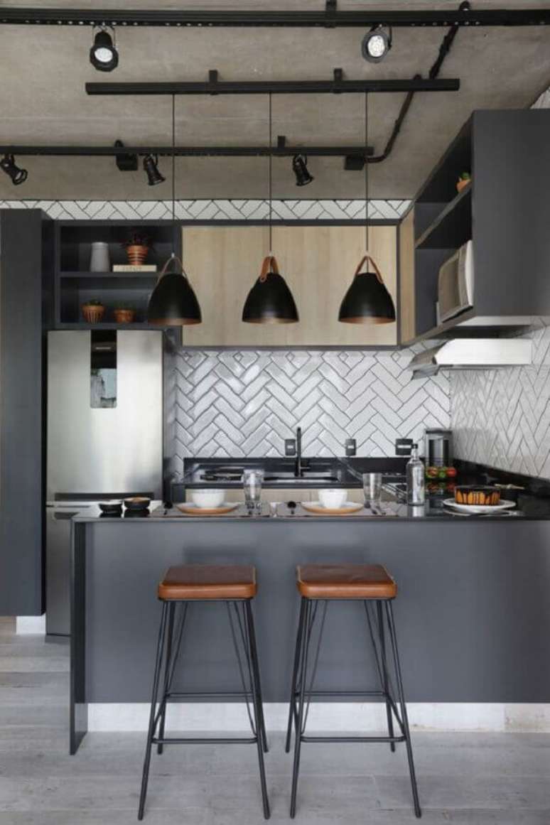 41. Modelo de cozinha sob medida moderna toda cinza em formato de U – Foto: Mariana Orsi