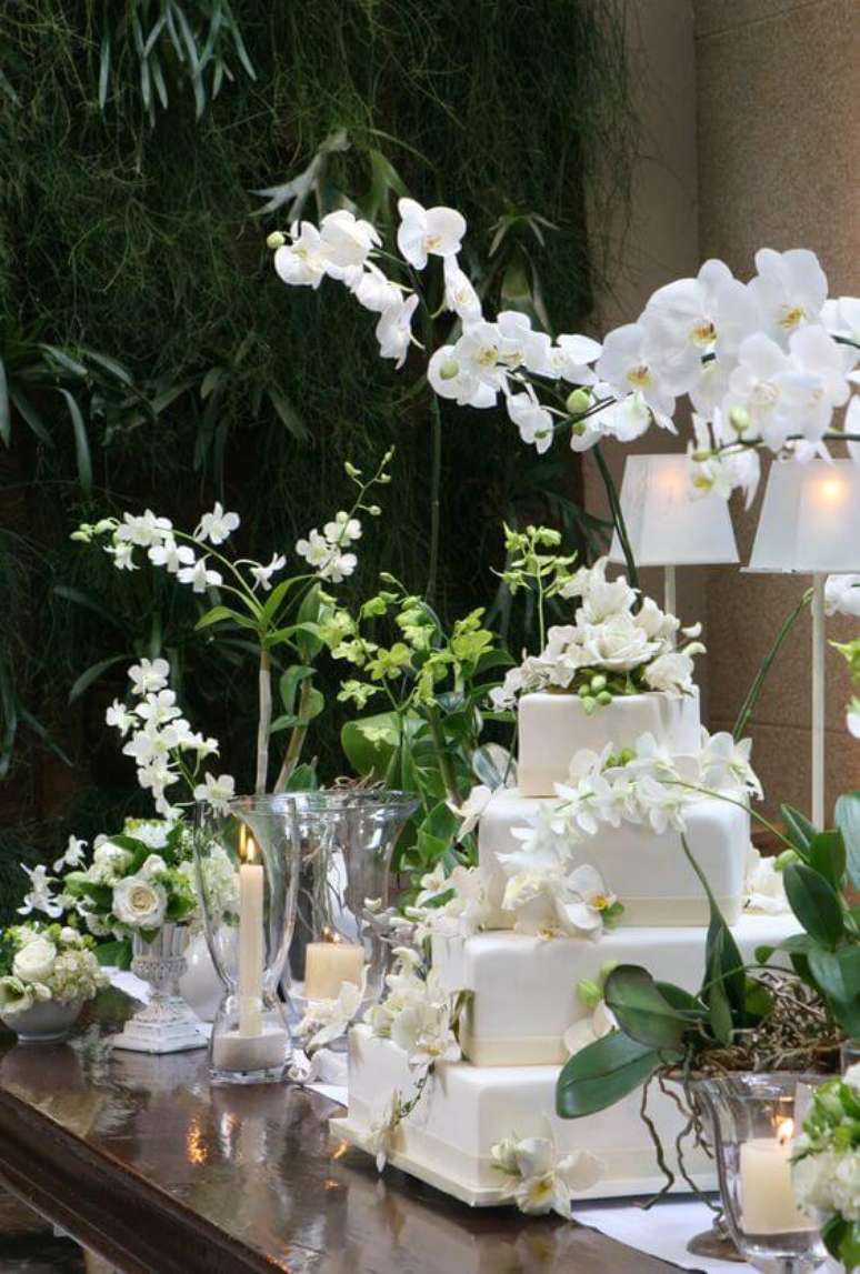 33. Festa decorada com orquídea branca – Via: iCasei