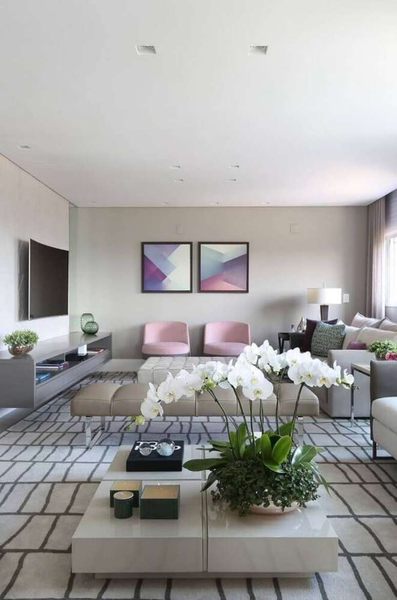 34. Decora&ccedil;&atilde;o da sala de estar com vaso de orqu&iacute;dea &ndash; Via: Revista VD