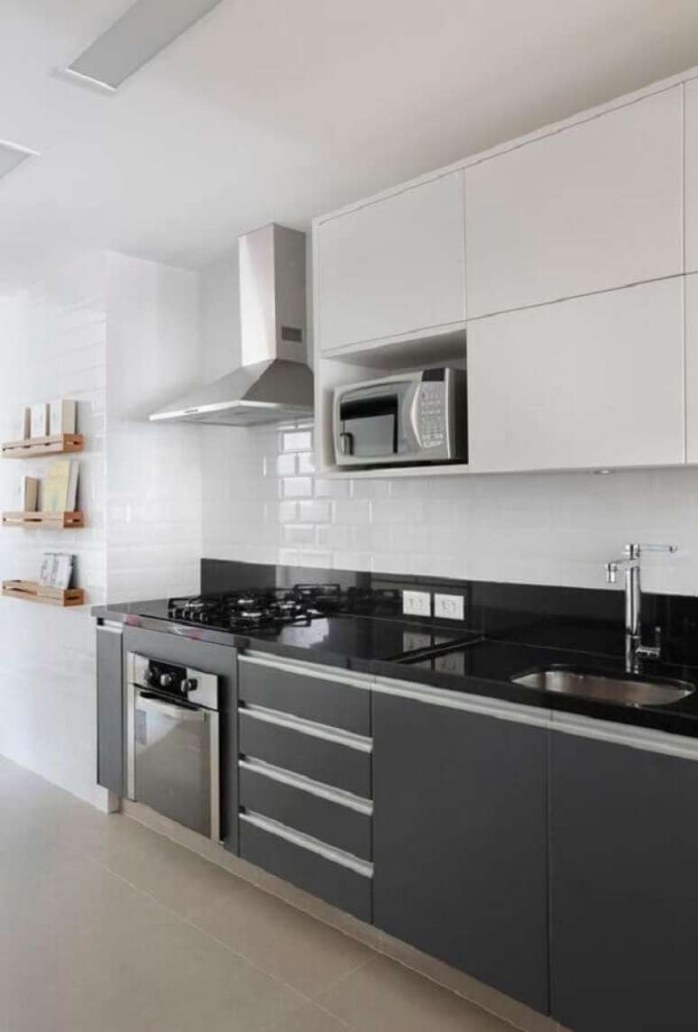 52. Modelos de cozinha sob medida preta e branca – Foto: Jeito de Casa