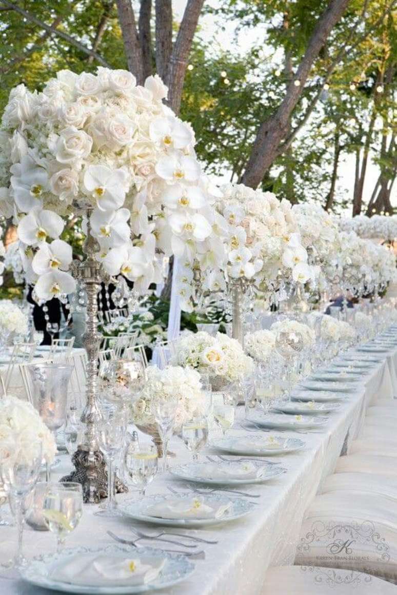 36. Mesa de jantar com orquídea branca – Via: Pinterest