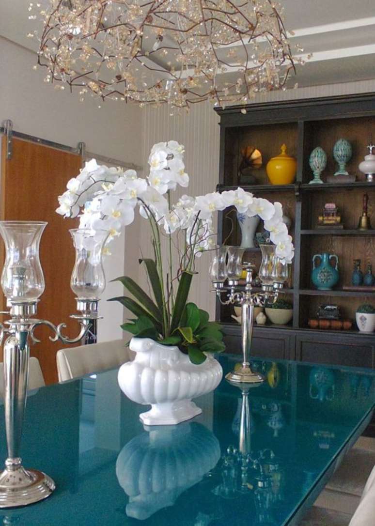 38. Mesa turquesa com vaso orquídea branca – Via: Pinterest