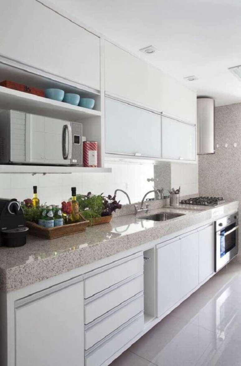 56. Decoração clean para cozinha sob medida pequena com armários brancos – Foto: Jeito de Casa