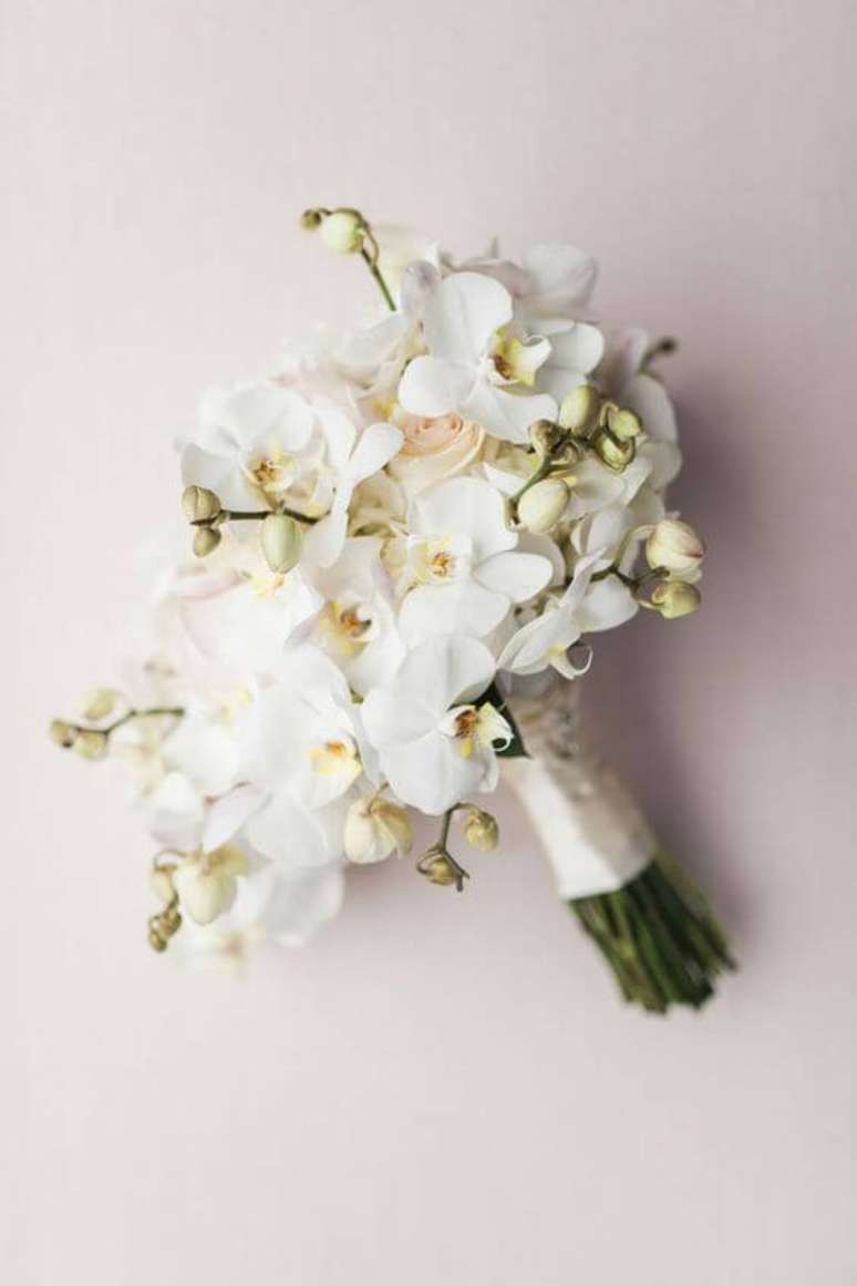 40. Orqu&iacute;dea branca no arranjo moderno &ndash; Via: Queensland bride