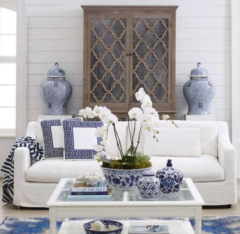 12. Orqu&iacute;dea branca com sof&aacute; combinando na sala de estar &ndash; Via: Interiores Online