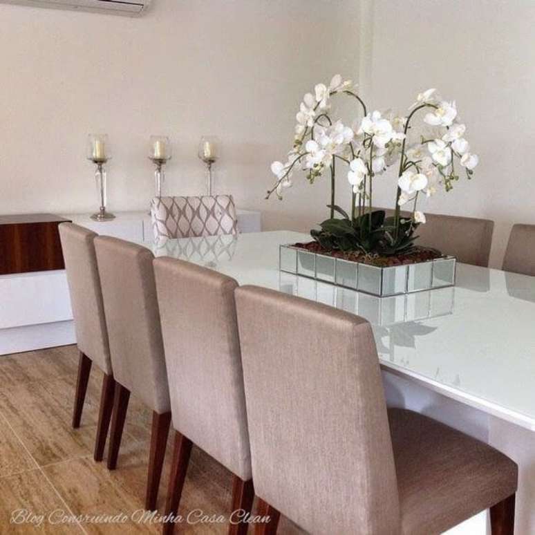 11. Orquídea branca como centro de mesa de jantar – Via: Construindo minha casa clean