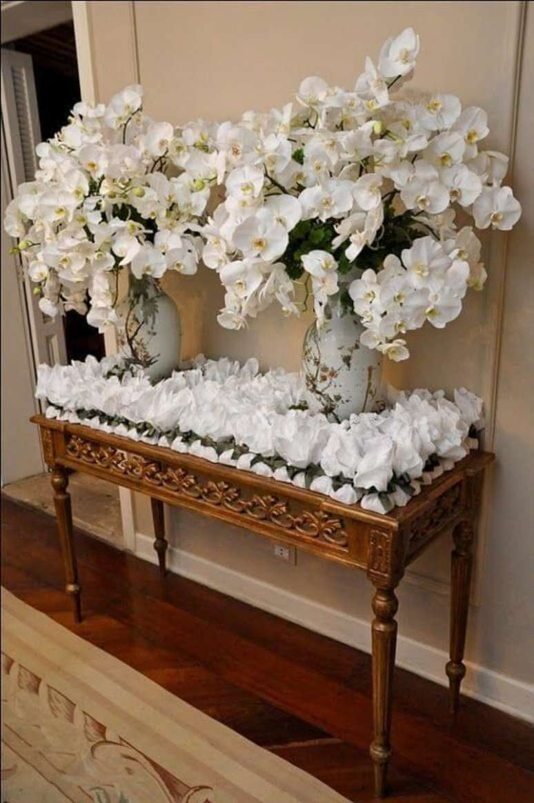 18. Aparador decorado com arranjo de orquídea branca – Via: Pinterest