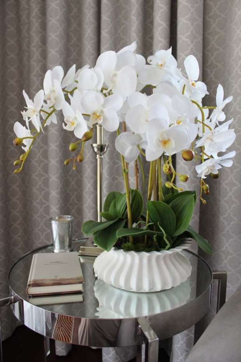 19. Orqu&iacute;dea branca na mesa lateral espelhada &ndash; Via: Pinterest