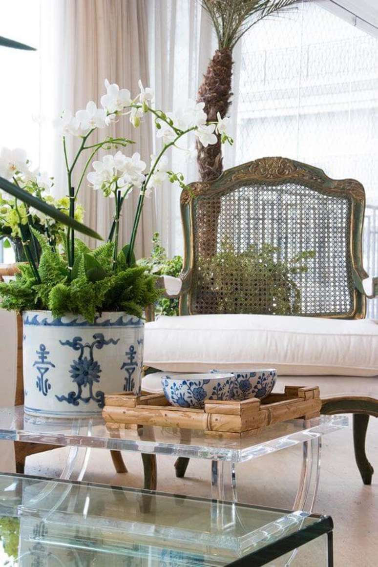 42. Orqu&iacute;dea branca na sala de estar &ndash; Via: Lala Rudge