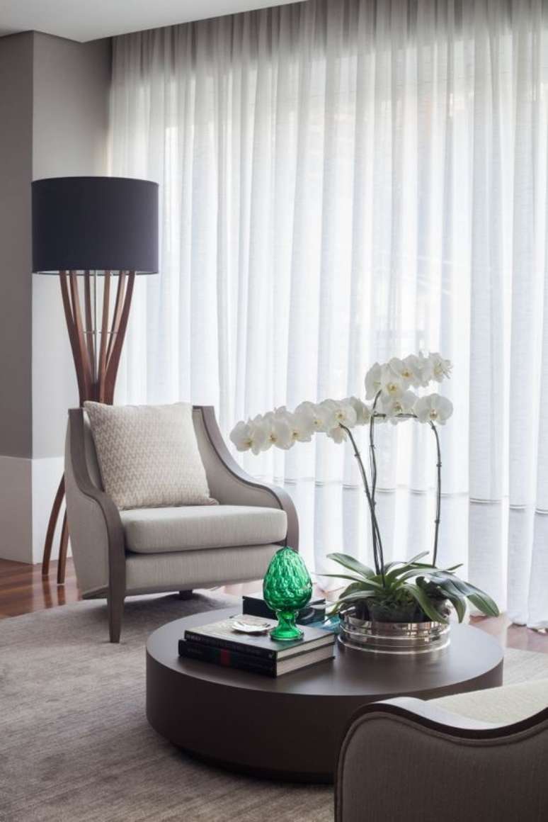 7. Mesa de centro decorada com orqu&iacute;dea branca &ndash; Via: Mara Ramos