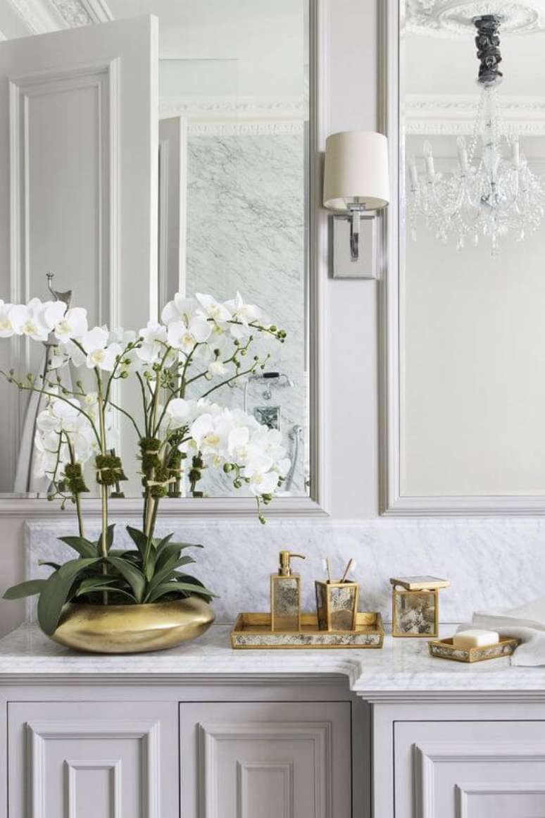 1. Casa com orquídea branca no banheiro – Via: Marie Claire UK