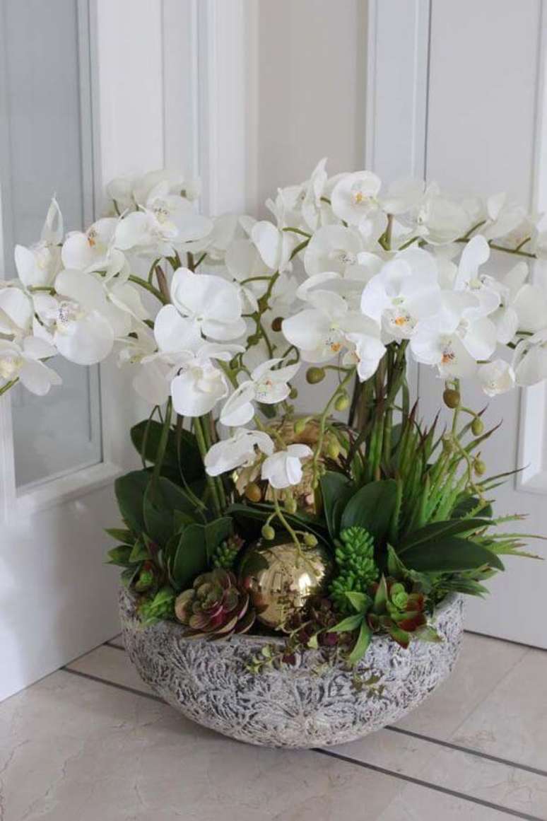 22. Orqu&iacute;dea branca no vaso moderno para decora&ccedil;&atilde;o de casa &ndash; Via: Pinterest