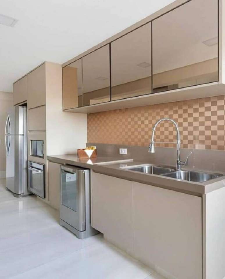 60. O armário aéreo espelhado dá um ar moderno na decoração da cozinha sob medida – Foto: Pinterest