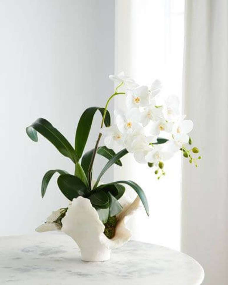 27. Orqu&iacute;dea branca delicada na decora&ccedil;&atilde;o &ndash; Via: Horchow