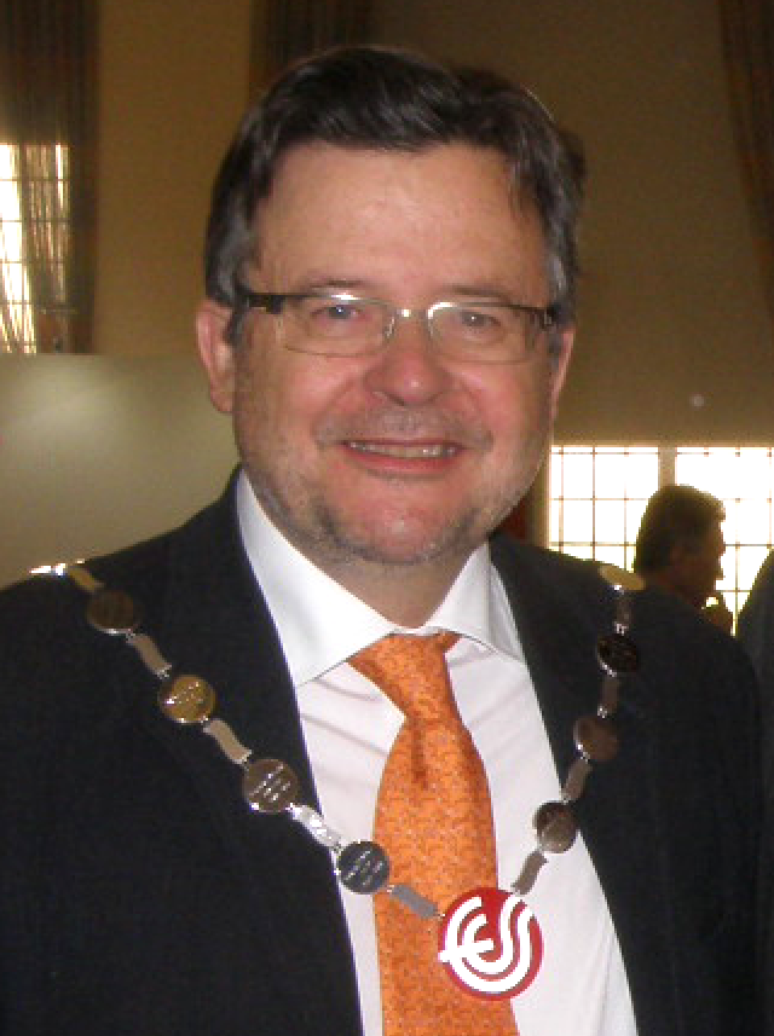 Na opini&atilde;o de Sitges-Serra, estamos assistindo a uma "hipermedica&ccedil;&atilde;o" da sociedade