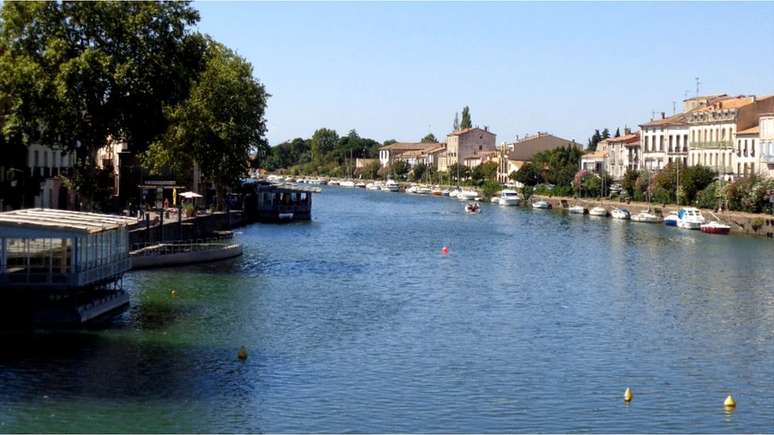 A antiga cidade de Agde fica próxima, mas é muito diferente da vila naturista