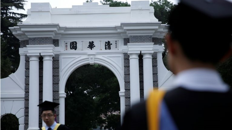 Formandos na Universidade Tsinghua, na China, que entrou no top 20 universitario global