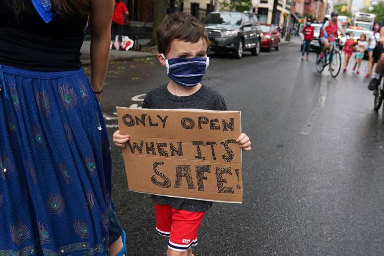 Crian&ccedil;a segura cartaz contra reabertura de escolas em Nova York
01/09/2020
REUTERS/Carlo Allegri