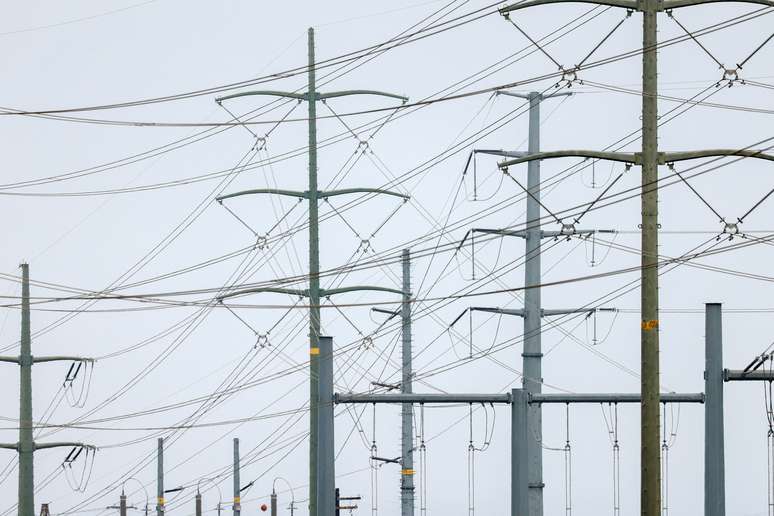 Linha de transmissão de energia    REUTERS/Mike Blake