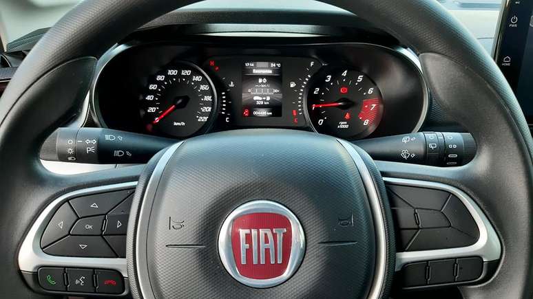 Belo quadro de instrumentos anal&oacute;gico com computador de bordo digital: o melhor do Brasil.