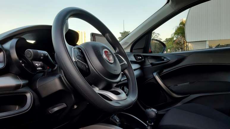 Volante de dire&ccedil;&atilde;o tem boa empunhadura, com bonito design, e pode ser ajustado na altura.