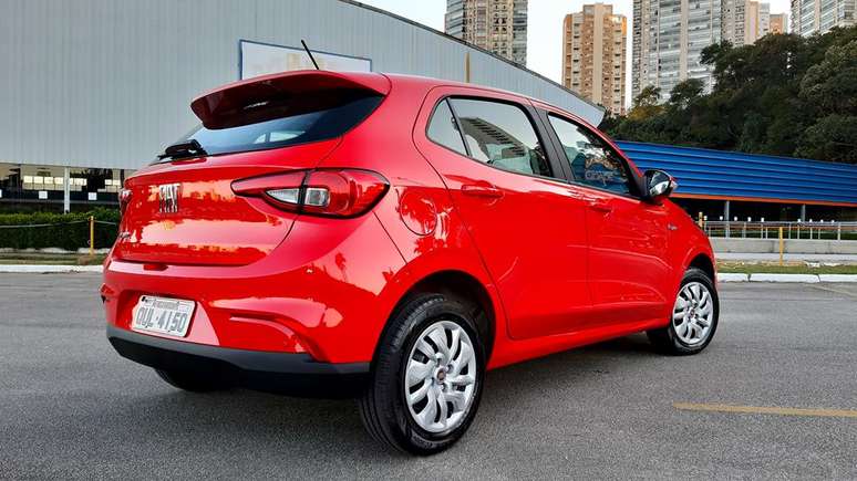 Argo Drive 1.0 vem com aerof&oacute;lio traseiro de s&eacute;rie, que valoriza o visual do carro.