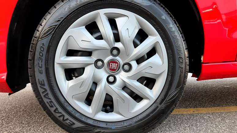 Rodas aro 14 de a&ccedil;o com calotas t&ecirc;m quatro furos e vestem pneus com baixo atrito na rodagem.