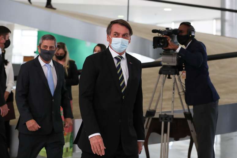 Bolsonaro volta a desdenhar do vírus: "É igual a uma chuva"