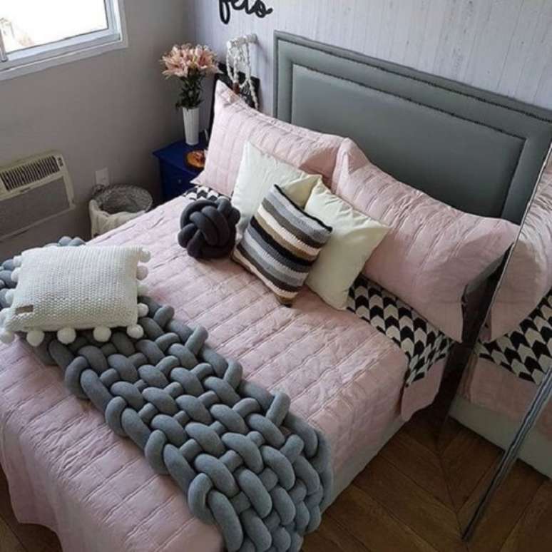 48. A cama box pode ser decorada com um bom jogo de cama. Fonte: Elo7