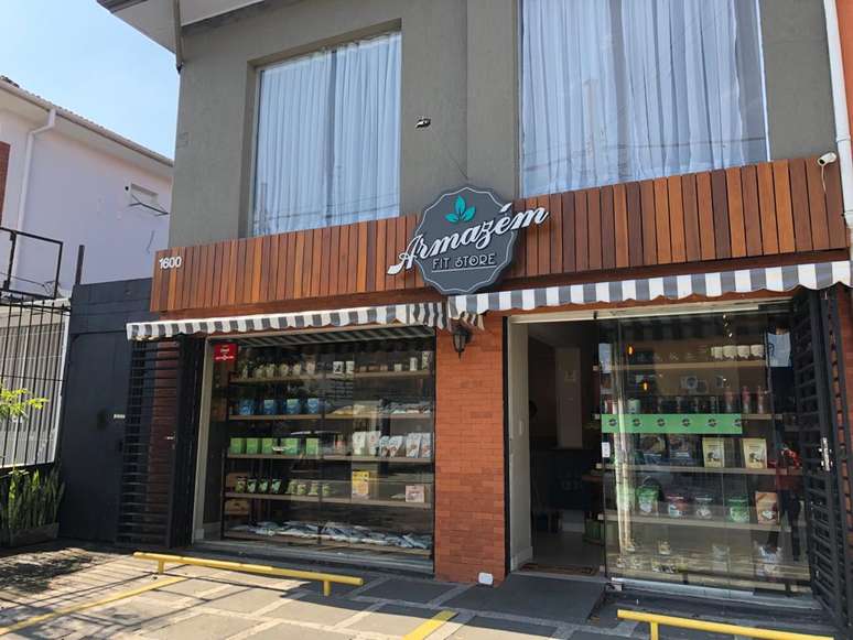 Fachada da franquia da Armaz&eacute;m Fit Store, da empreendedora Eliete, no bairro do Campo Belo, em S&atilde;o Paulo (SP)
