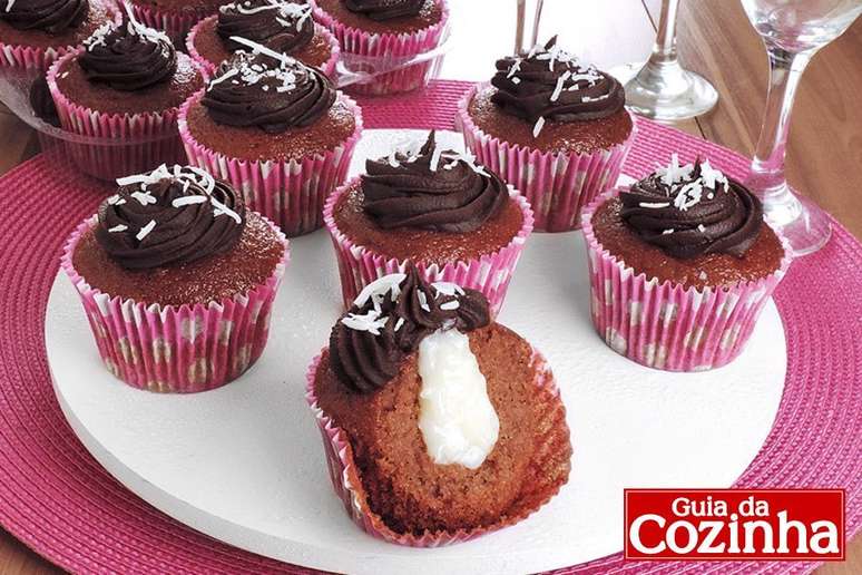 Cakes Michelle on X: Bolo e cupcakes decorados em chantilly com