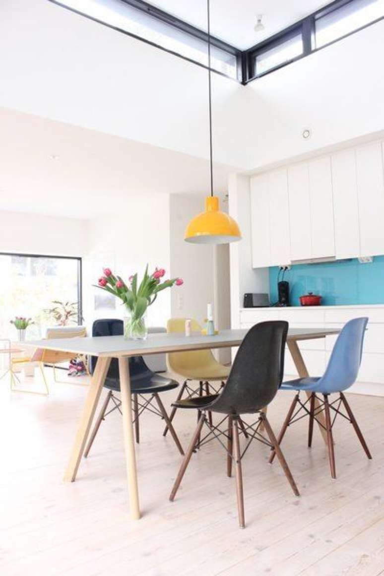 3. Mesa pé palito com cadeira eames em tons de azul – Via: Solebich